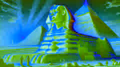 Le Grand Sphinx de Gizeh sous le soleil levant, avec les pyramides en arrière-plan et des touristes en tenue ancienne.