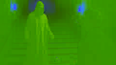 La silhouette de la Mort rouge affrontant le prince Alcine sur le grand escalier, éclairée par la lueur vacillante des torches