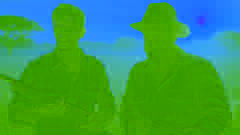 Francis Macomber y el guía Robert Wilson con rifles al amanecer en la sabana africana.