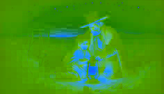 Gauchito Gil atendiendo a un niño enfermo a la luz de una linterna durante una fría noche.