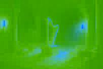 Un lujoso salón de castillo con una brillante arpa dorada descansando sobre un pedestal, rodeada de tesoros.