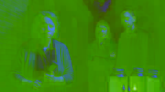 Vivian y Gordon enfrentan a Betsy Wilkes detrás del ayuntamiento, con las pruebas de pinturas y miel a sus pies.