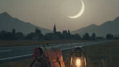 Ein moderner Straßenrand in der Dämmerung, mit einer Laterne und einem roten Band, das an einem Rucksack befestigt ist – als Schutz.