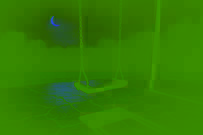 Cuerda oxidada de columpio del parque moviéndose por sí sola a la luz de la luna