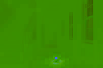 Ein schwach beleuchteter Flur in der Ten Brook Mansion, mit abblätternder Tapete und einer entfernten Tür.