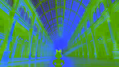 Interior del Grand Palais con su techo de cristal y columnas de mármol mientras Madeline explora
