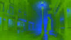 Un homme solitaire, vêtu d’un manteau déchiré, erre dans une rue abandonnée de Londres au crépuscule.