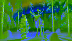 El Guardián de las Luces, un reno con astas resplandecientes, se encuentra en un claro junto a la niña y su reno Tuuli.