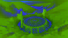 Dois exploradores descobrem um antigo altar luminoso, parcialmente enterrado nas cinzas vulcânicas no coração da cratera do Irazú.