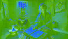 Rosa y su madre se sientan junto a la chimenea, examinando un diario encuadernado en cuero lleno de bocetos y notas.