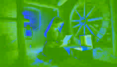 In einer alten Windmühle kniet ein junges Mädchen neben einer Truhe und hält im Licht einer Laterne einen vergilbten Brief in der Hand, umgeben von von Spinnweben bedeckten Zahnrädern.