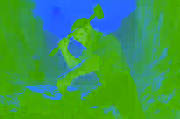 Gros plan intense de John Henry en train de planter un pieu dans la roche, des étincelles jaillissant sous la lumière de la fin d’après-midi.
