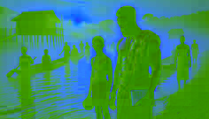 Kwame steht am Morgen am Ufer des Volta, bereit, Anum zu verlassen, während Nana Kofi feierlich auf das nebelverhangene Wasser schaut.