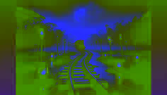 Une lueur éclatante de lanterne transperce la brume marécageuse alors qu’un train spectral approche.