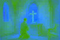 Un cordonnier s’agenouillant pour allumer une bougie dans une petite chapelle