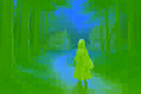 Petite Chaperon Rouge marchant le long d’un sentier forestier ombragé, dominé par des pins majestueux