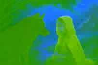 Un loup rusé parlant avec une fille au chaperon rouge, près d’un ruisseau dans la forêt