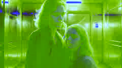 Lucy e Eleanor durante um confinamento, enquanto alertas vermelhos piscam ao redor delas.