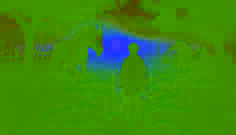 Mateo et les les premiers essais de l'aube témoignant de l'apparition de El Chupacabra dans un champ obscur.