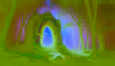 Mit Moos bedeckte Ruinen eines Bogens, die zu einer dunklen Höhle im Wald führen.