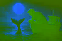 Ein einsamer Fischer erhascht einen Blick auf eine anmutige Gestalt, die sich unter dem Vollmond aus dem Wasser erhebt.