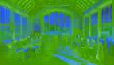 Una reunión comunitaria en un pueblo, en un salón iluminado por el sol, donde los habitantes discuten verdades en una escena cargada de emoción.