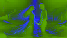 Nikola y Mira se encuentran junto al agua en una ensenada iluminada por la luna, con las manos casi tocándose, atrapados entre el amor y un destino imposible.