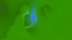 Una vela parpadeante ilumina una ventana enrejada tras papel tapiz amarillo desgarrado, más allá de la cual acecha una sombra pálida.