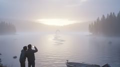 Une vue matinale sur le lac Okanagan : la brume se dissipe au-dessus d'un léger sillage qui invite à la spéculation et à la révérence.