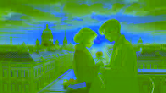Una joven pareja abrazándose en una terraza en la azotea mientras el sol se pone sobre San Petersburgo.