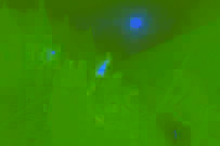 Dorfbewohner in Edam lassen unter dem Mondlicht hunderte Laternen auf dem Wasser steigen, während eine leuchtende Meerjungfrau zur Feier dazukommt und die Wellen phosphoreszierend glitzern.