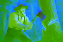 Paul Bunyan balanceando su hacha contra un enorme pino gigante