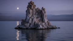 Torres de tufa al atardecer, un paisaje de historias y advertencias donde se dice que habitan los niños del agua.