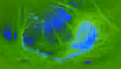 Eine unterirdische Höhle mit leuchtenden Kristallen und einer silbernen Halskette neben einem Schatz.