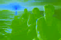 A tripulação de Ulisses remando ao entardecer sob um céu tingido de vermelho e violeta.