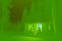 Una estación de investigación nocturna en un bosque de pinos, equipada con cámaras infrarrojas y dispositivos de detección.
