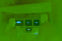 Captures de la caméra thermique montrant une source de chaleur elliptique non identifiée dans un ciel nocturne.