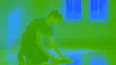 Criada doméstica limpiando el pasillo de la embajada, con suelos de madera pulida.