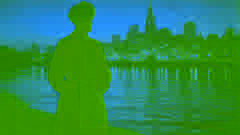 Sirviente observando el río Támesis a través del horizonte de Londres al atardecer.