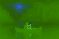 Una canoa fantasmal deslizarse sobre un lago cubierto de niebla en la noche, iluminada por el parpadeo de una linterna.