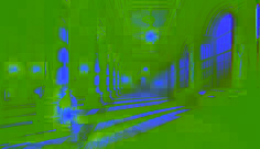 Vestíbulo de hotel sombrío por la noche, con una linterna titilante que proyecta sombras alargadas a lo largo de columnas ornamentadas.