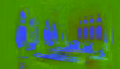 Der große Eingangsbereich von Stourdevant Hall, mit staubbedeckten Möbeln und filigranem Holzwerk, das im Mondlicht erleuchtet wird.