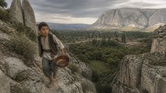 Au-dessus des vergers, la montagne réduit chaque voix à du souffle et de la pierre.