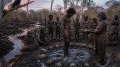 Parmi les gommiers fantômes et la terre marquée de fumée, la faute s’est muée en devoir énoncé.