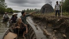Là où se trouvaient jadis des racines, les berges avaient commencé à oublier leur forme.