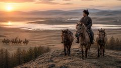 Il revint par le chemin d’en haut, portant trois chevaux et un cœur plus calme.