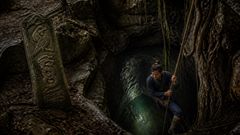 Sous les racines du figuier, la terre s’ouvrit comme une bouche qui avait attendu bien des saisons.