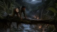Der Berg nahm die Brücke, also lieh er sich Mut von einem nassen Baumstamm und der Dunkelheit.