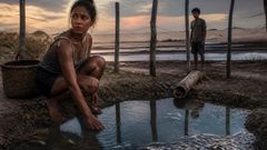 Une clôture autour de l’eau peut retenir le bois et le fil de fer, mais pas ce qui remue sous le sable.