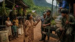 Sous des bâches rapiécées, les fleurs semblaient riches ; sous le regard d’Aruma, elles semblaient orphelines.